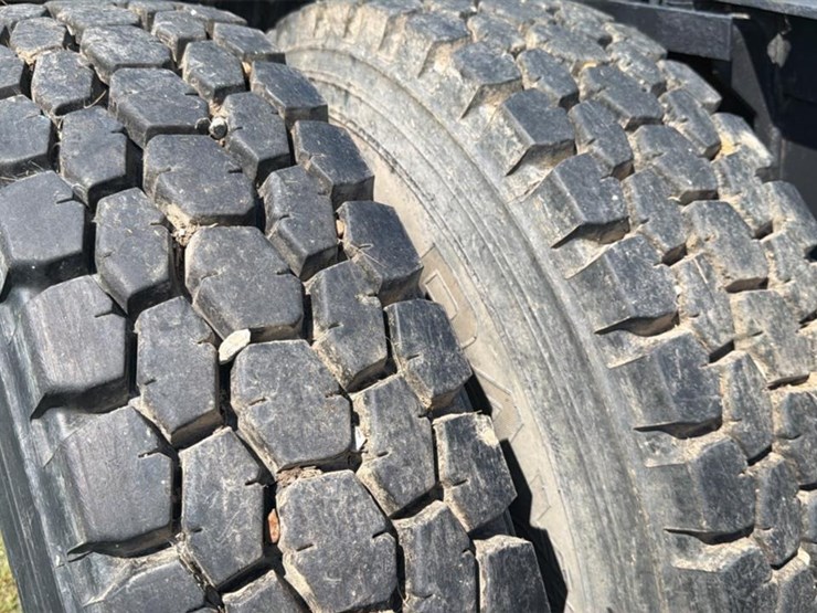2001-gmc-t7500-image-22