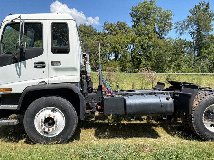 2001-gmc-t7500-image-2