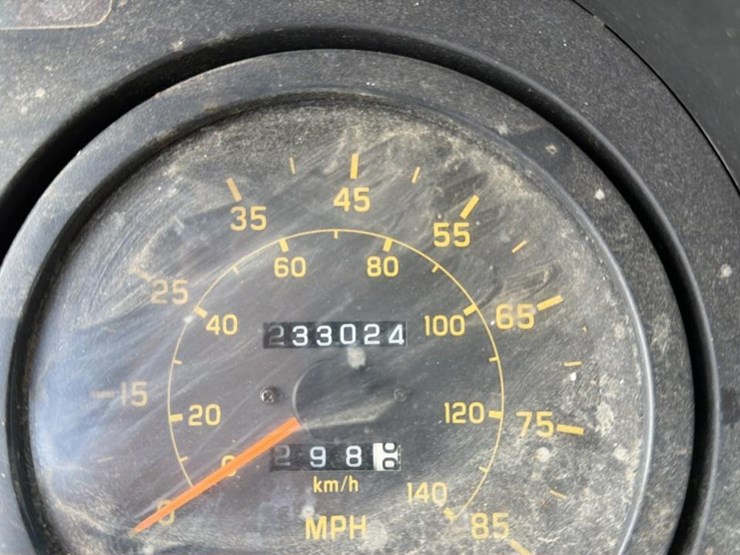 2001-gmc-t7500-image-9
