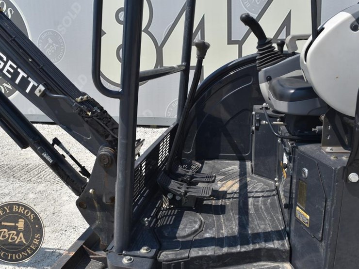 2020-deere-26g-image-50