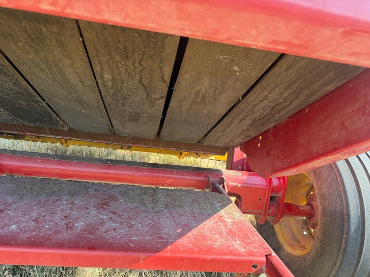 2014-new-holland-br7060-image-16