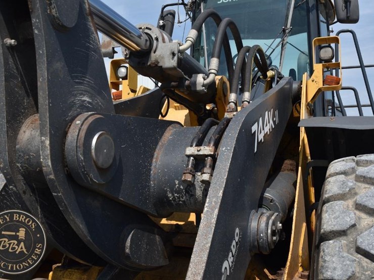2019-deere-744kii-image-23