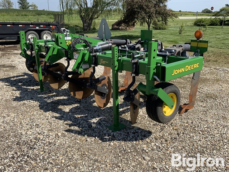 2015-john-deere-5-image-1