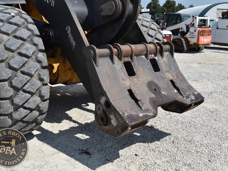 2019-deere-744kii-image-21
