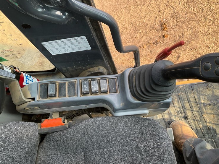 2023-john-deere-245-image-17