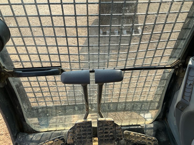 2023-john-deere-245-image-50