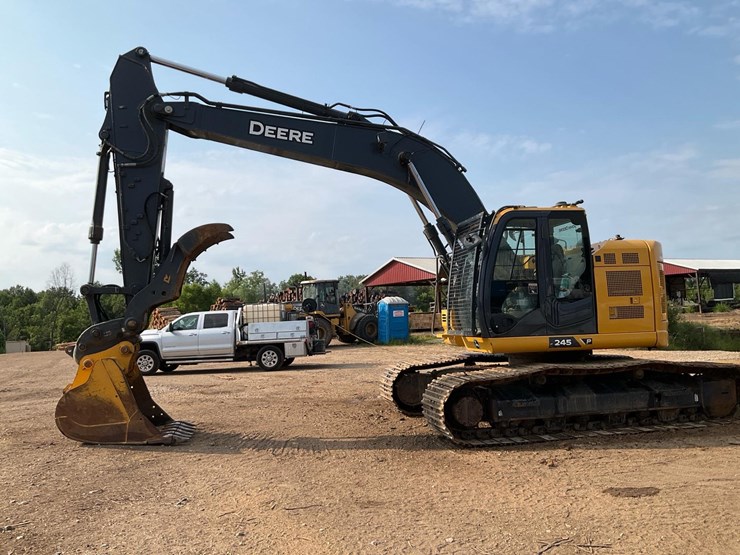 2023-john-deere-245-image-2