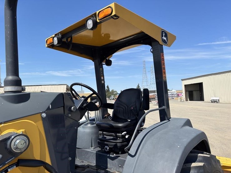 2020-deere-210l-image-37