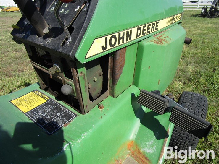 john-deere-332-image-16