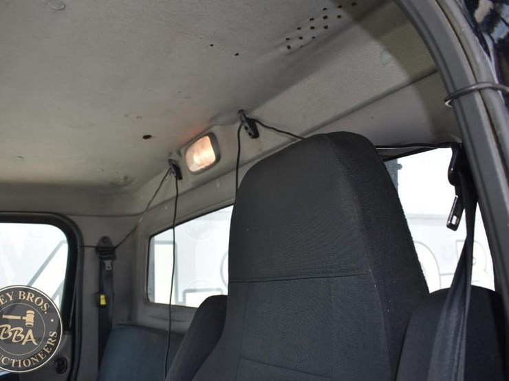 2015-freightliner-business-class-m2-106-image-40