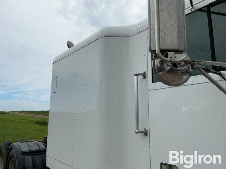 1992-freightliner-fld120-image-17