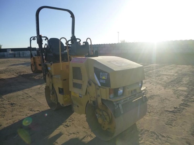 2013-caterpillar-cb22-image-3