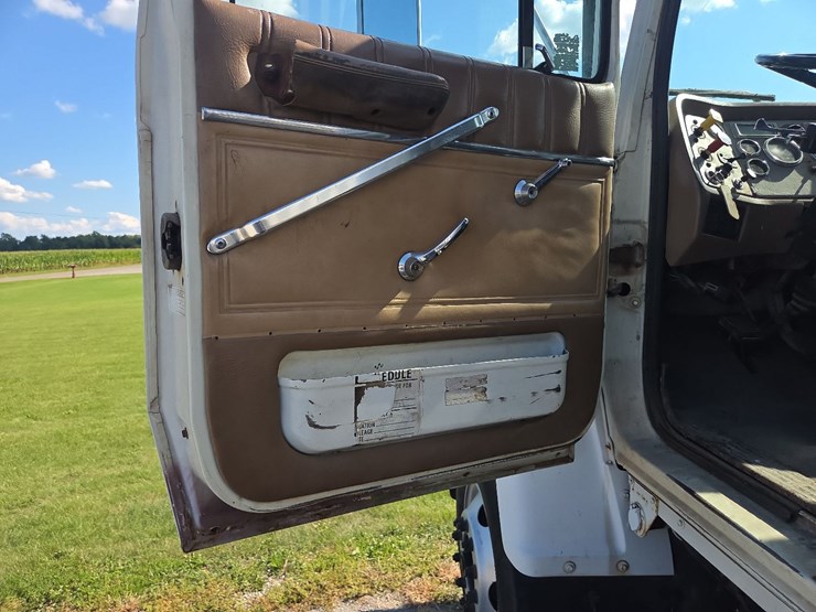 1996-ford-l9000-image-35