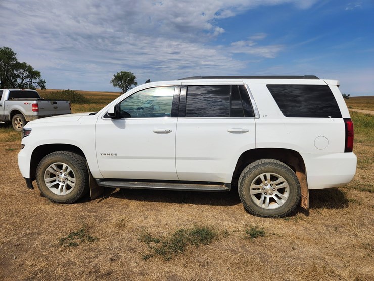 2015-chevrolet-tahoe-lt-image-28