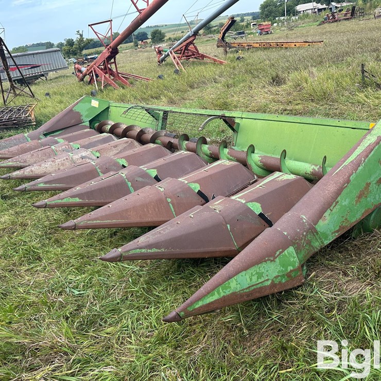 John Deere 8R30 Corn Head