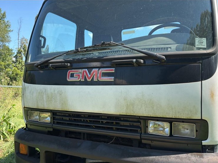 2001-gmc-t7500-image-27