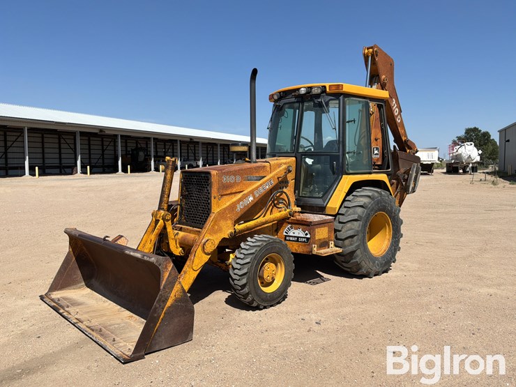 john-deere-310-image-1