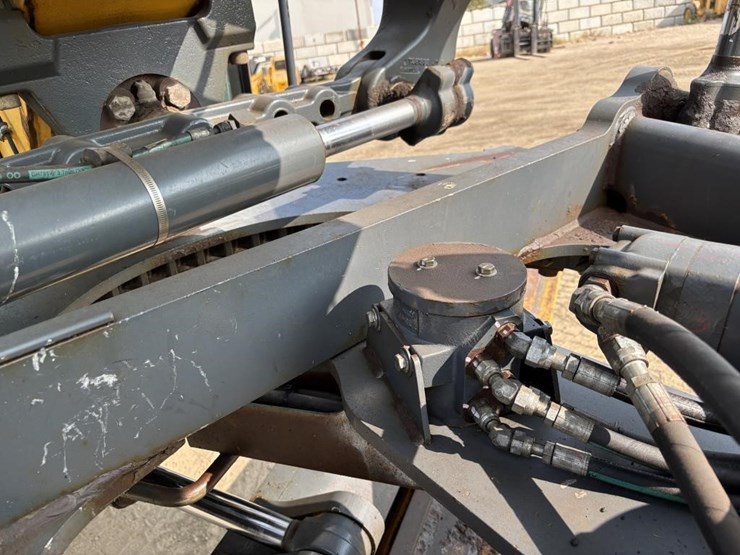 2009-deere-772g-image-26