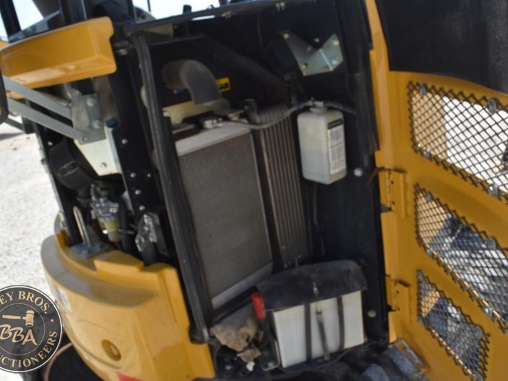 2020-deere-26g-image-45