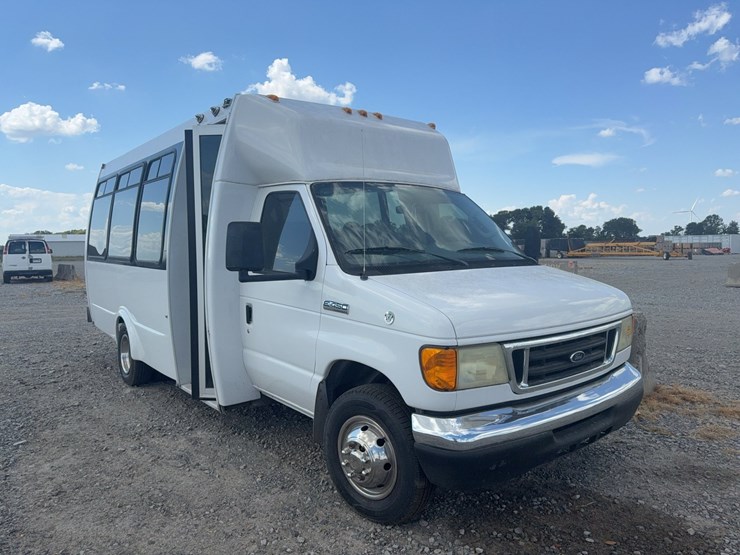 2006-ford-e450-image-2