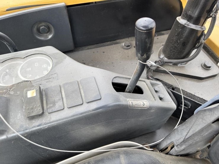 2015-caterpillar-303e-hydraulic-excavator-image-33
