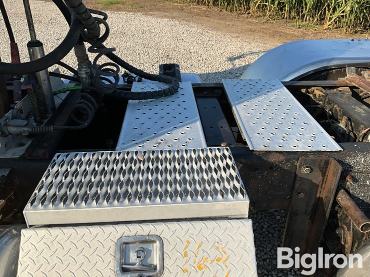 2014-peterbilt-384-image-15