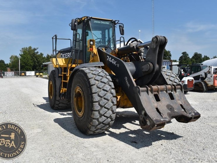 2019-deere-744kii-image-10