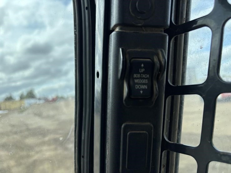 2017-bobcat-t595-image-26