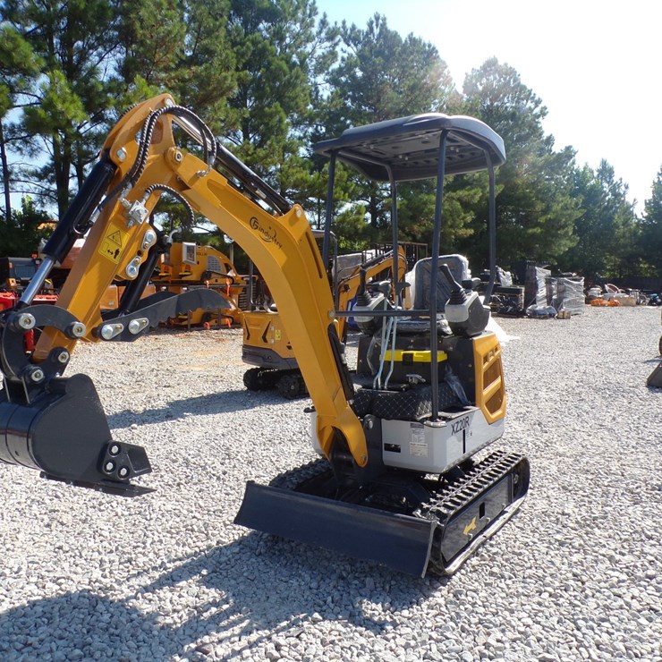 #814 • MINI EXCAVATOR - XZ20R
