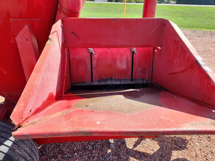 new-holland-355-image-15