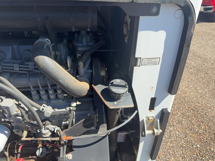 2011-bobcat-s750-image-10