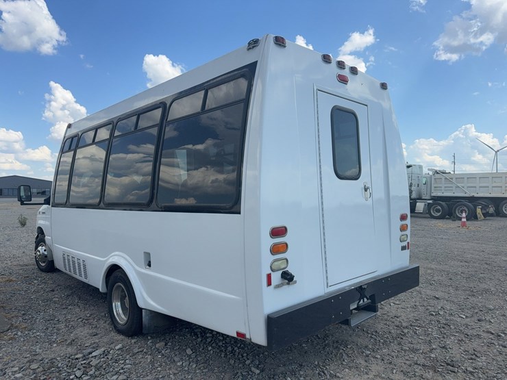 2006-ford-e450-image-4