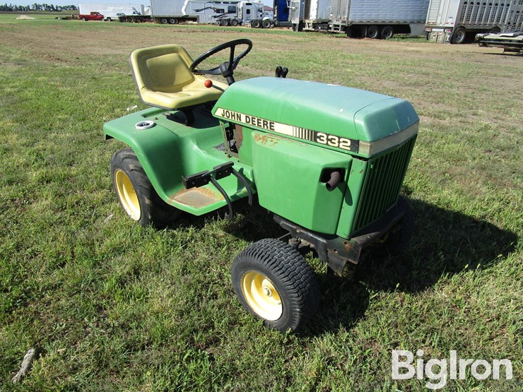 john-deere-332-image-1