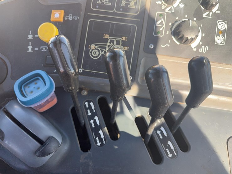 new-holland-tm125-image-21
