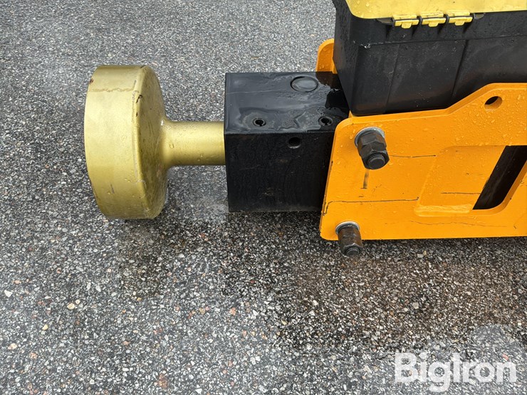 2025-massey-ferguson-730-image-15