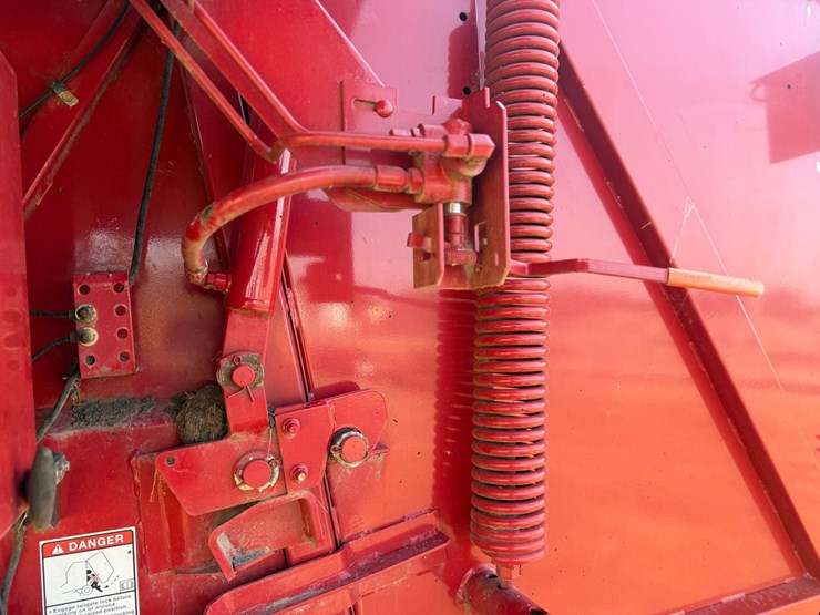 2014-new-holland-br7060-image-56