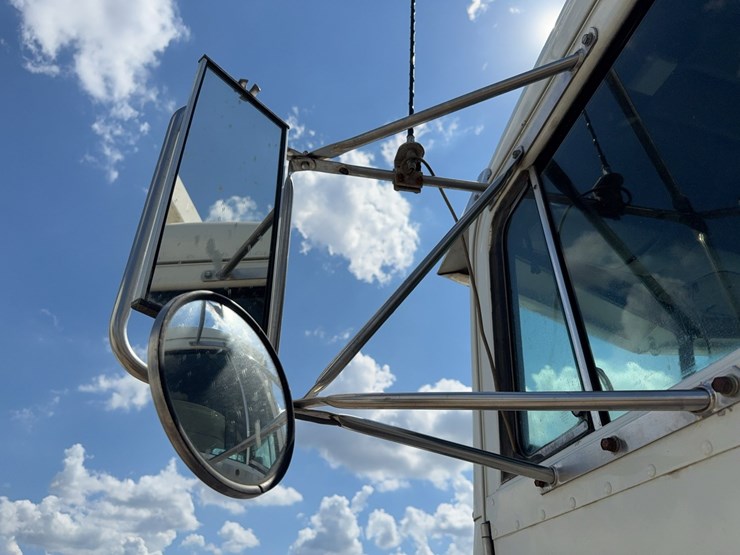 1996-peterbilt-357-image-73