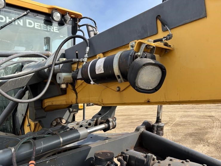 2009-deere-772g-image-23