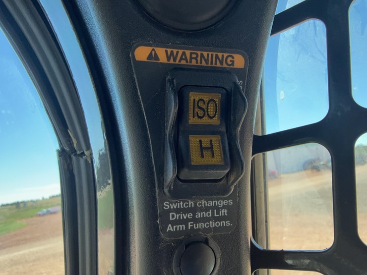 2011-bobcat-s750-image-22