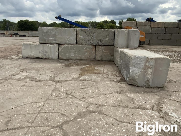 6'-x-3'-x-2.5'-interlocking-concrete-blocks-image-5