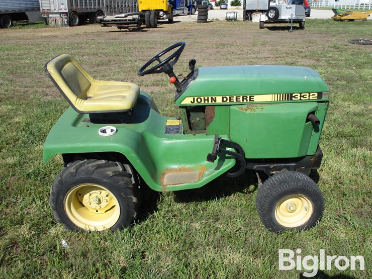 john-deere-332-image-8