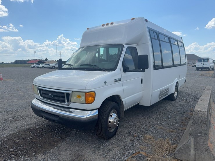 2006-ford-e450-image-1