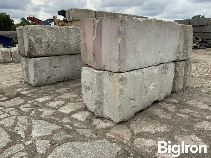 6'-x-3'-x-2.5'-interlocking-concrete-blocks-image-1