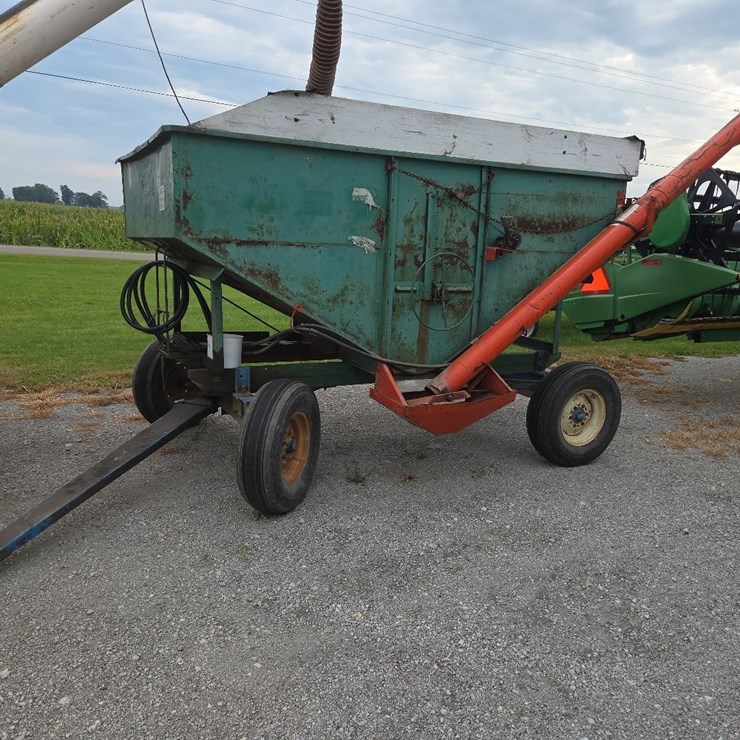 gravity box on Killbros running gear w/ Killbros hydraulic drive steel auger