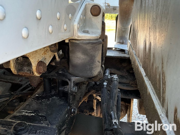 2014-peterbilt-384-image-11
