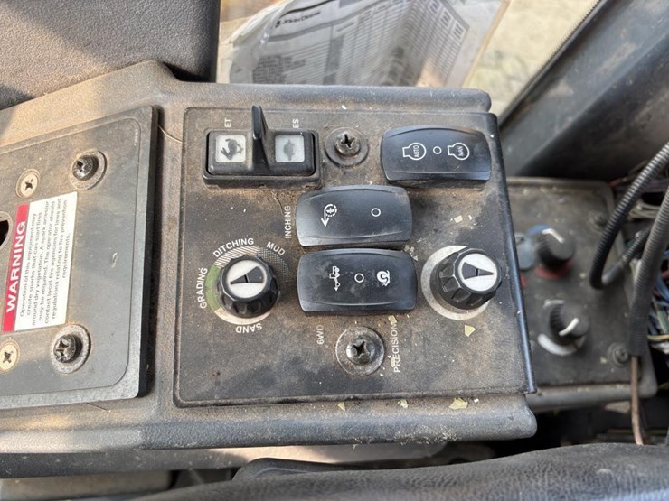 2009-deere-772g-image-55
