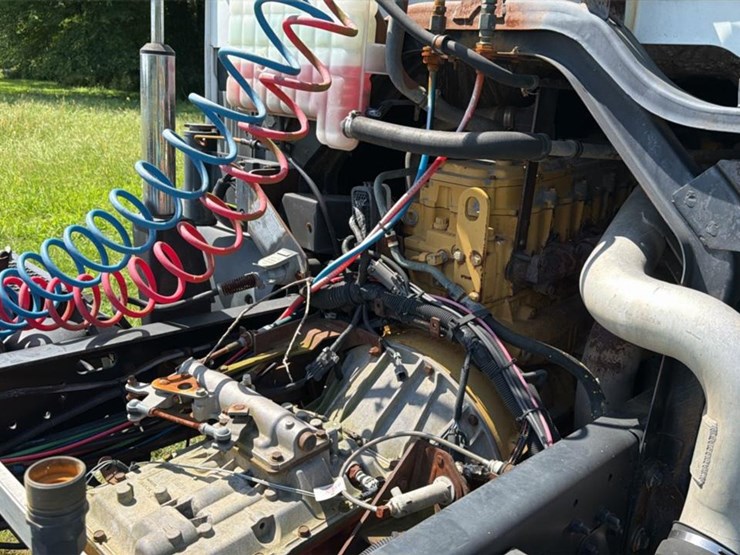 2001-gmc-t7500-image-13