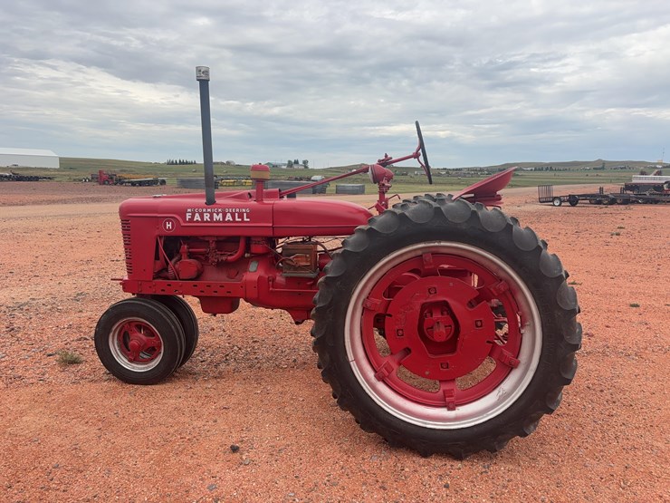 farmall-h-tractor-image-8