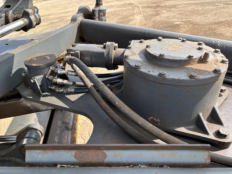 2009-deere-772g-image-25