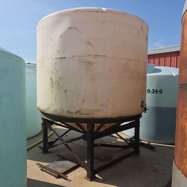 2500 gallon poly cone bottom tank on metal stand